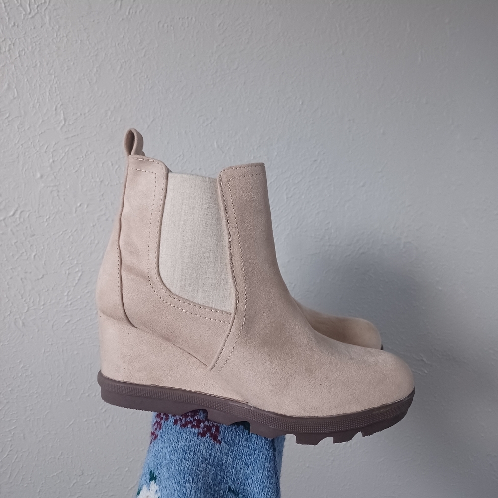 SERRA Women's Tan Suede Wedge Ankle Boots